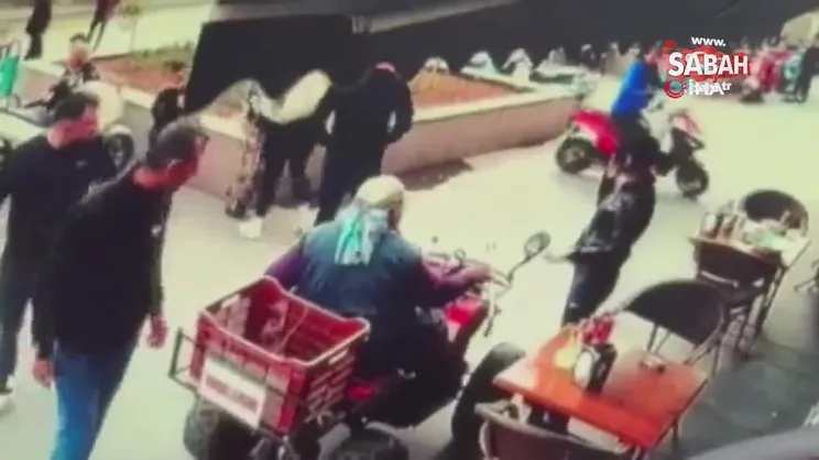 Kendisine para vermeyen genç kıza ekmek bıçağıyla saldırdı! O anlar kamerada | Video