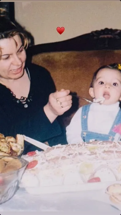 Çocukluk halini gören inanamıyor! Bu minik kız şimdi Türkiye’nin en başarılı oyuncularından...