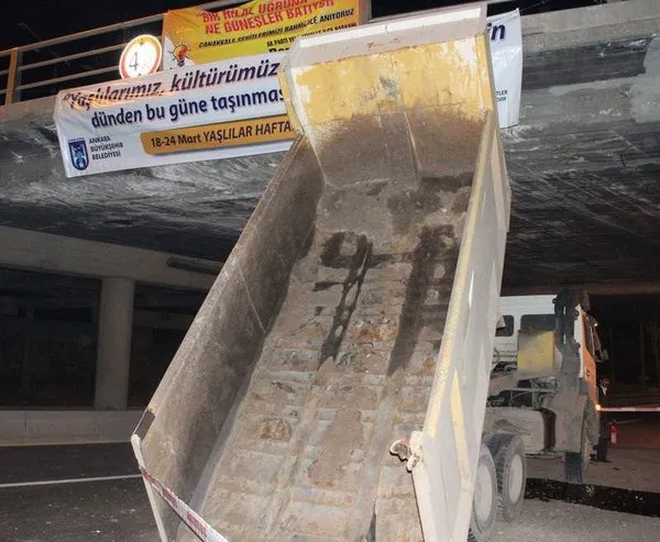 Kamyonun damperi köprüye takıldı