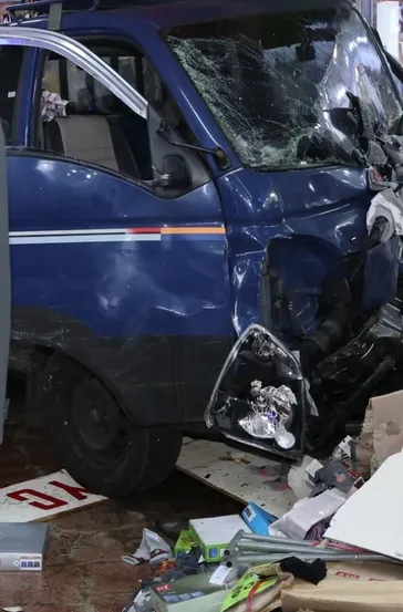 Güney Kore’de araç dükkana daldı: 2 ölü