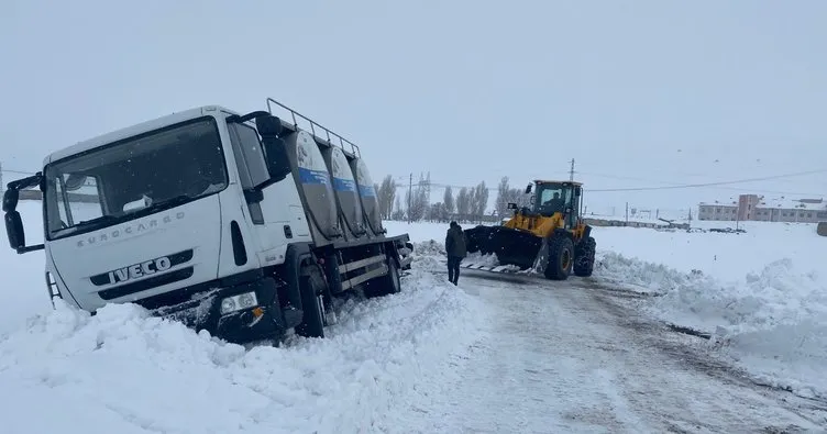 Süt kamyonu kara saplandı