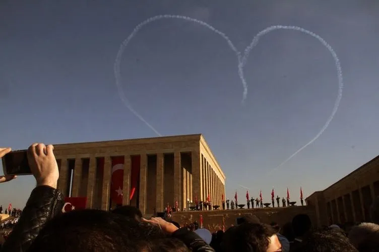 Türk Yıldızları Anıtkabir üzerinde kalp çizdi