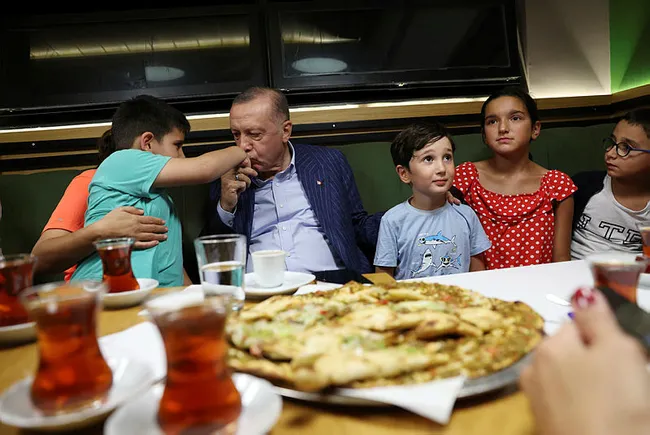 cumhurbaskani-erdogan-pastanede-vatandaslarla-sohbet-etti-1661630177560.jpg