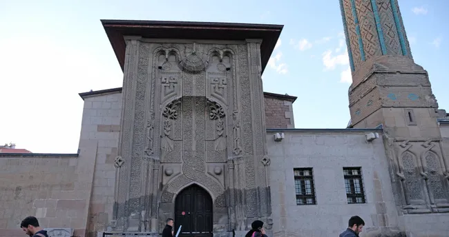 Selçuklu'nun simgelerinden İnce Minareli Medrese'ye 'restorasyon' kararı