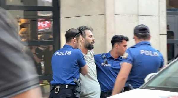 istiklal-caddesinde-yurekleri-agza-getiren-olay-yabanci-uyruklu-sahis-intihara-kalkisti-1756826996224.jpg