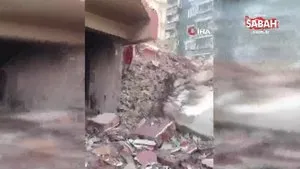 Yıkımı gerçekleştirilen hasarlı binadan yavru köpekleri kurtardığı anlar kamerada | Video