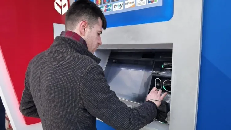 ATM’den 50 lira çekmek isteyen genç hayatının şokunu yaşadı! Bin katına satıyor!