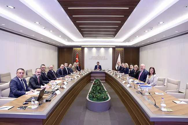 bakan-kurum-izmir-icin-birlikte-calismaya-devam-edecegiz-1791999046434.jpg Bakan Kurum: