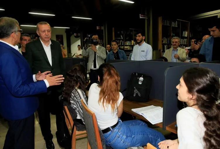 Cumhurbaşkanı Erdoğan merkezefendi şehir kütüphanesi’ni ziyaret etti