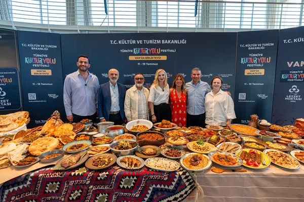 vanin-gastronomi-mirasi-lezzet-noktalarinda-tanitiliyor-kahvalti-otlu-peynir-inci-kefali-ve-daha-fazlasi-1784453881578.jpg