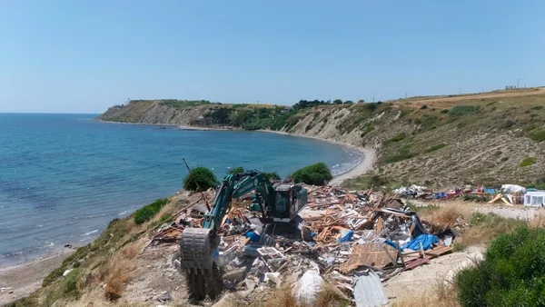 karatas-sahillerinde-kacak-yapilar-yikildi-1780990061795.jpg
