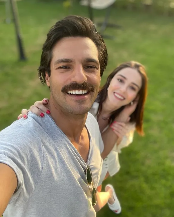 Serkan Çayoğlu ve sevgilisi Özge Gürel’in romantik tatili! Serkan Çayoğlu ve sevgilisi Özge Gürel’den tatilde aşk pozu sosyal medyada ses getirdi!