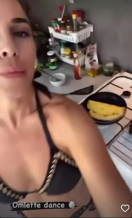 Irmak Ünal bikinili mutfağa girdi omlet dansı olay oldu! Kaslı vücudu ile dikkat çeken Irmak Ünal’ın bikinili mutfak dansı sosyal medyayı salladı!