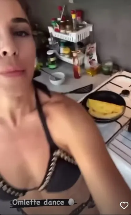 Irmak Ünal bikinili mutfağa girdi omlet dansı olay oldu! Kaslı vücudu ile dikkat çeken Irmak Ünal’ın bikinili mutfak dansı sosyal medyayı salladı!