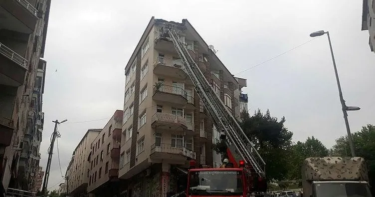 Güngören’de 5 katlı binanın teras kısmı alt kattaki balkona çöktü