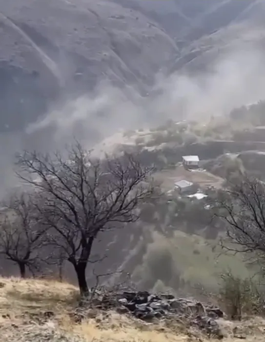 Dağ yerinden oynadı: Deprem anı kamerada