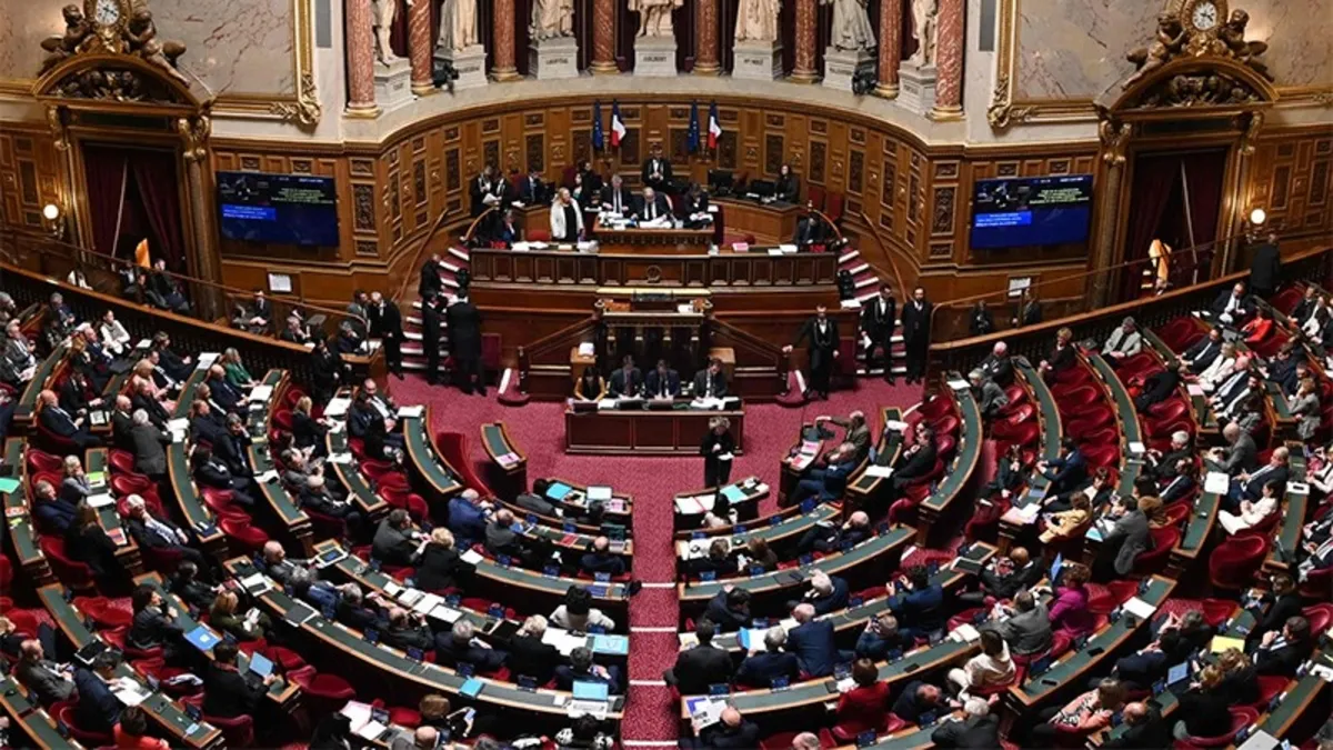 Fransa'da merkez sağ senatoda çoğunluğunu korudu