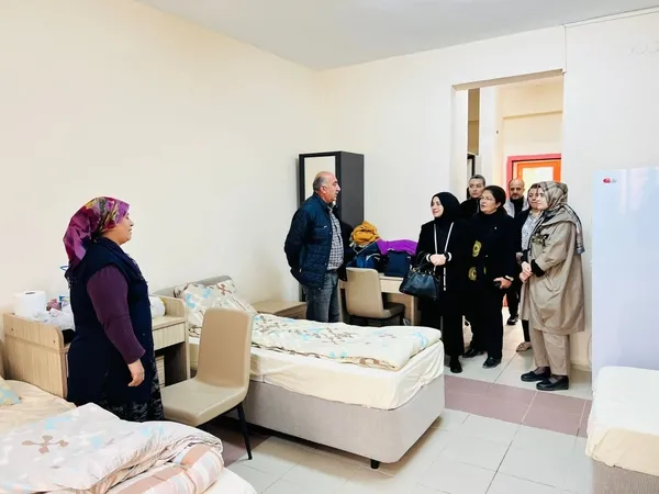 ozlem-nebati-sanliurfada-depremzedeleri-ziyaret-etti-1677527441657.jpeg