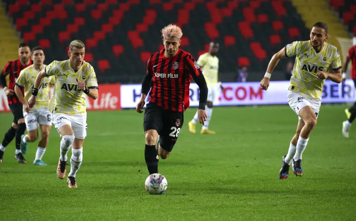 son-dakika-haberi-fenerbahce-super-ligde-gaziantep-fkye-konuk-oluyor-karsilasmada-ilk-gol-geldi-1673802590245.jpg