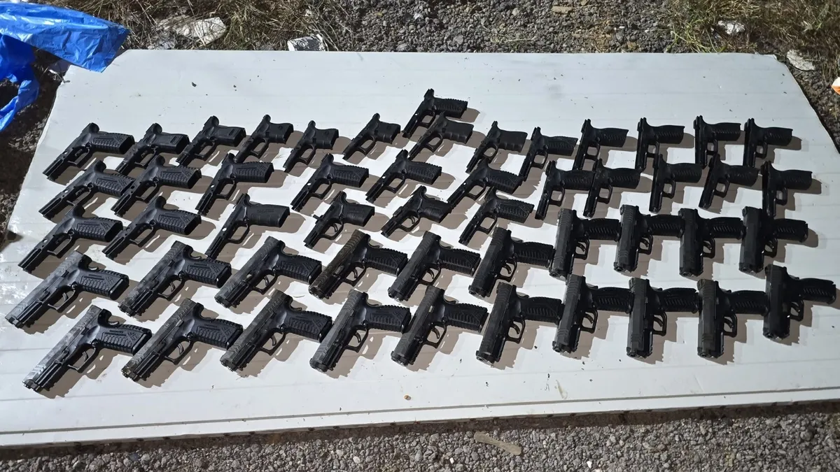 Silahları toprağa gömülü kompresör tankında buldular Silahları toprağa gömülü kompresör tankında buldular
