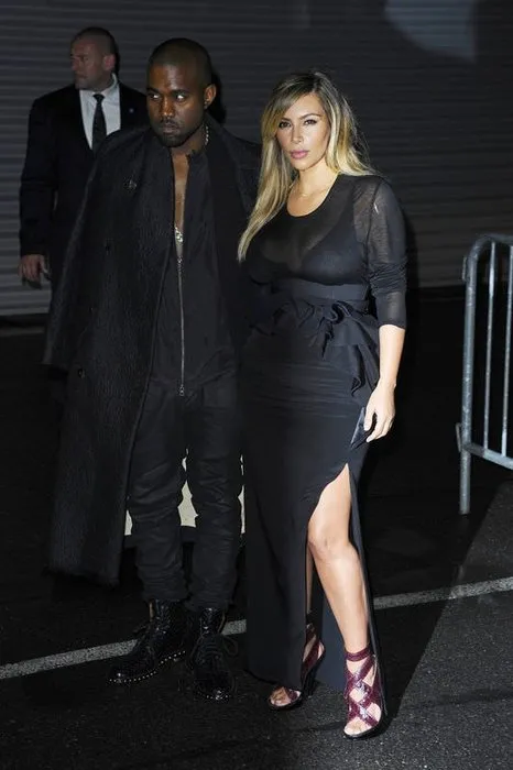 Kim Kardashian dayanamadı transparan giydi