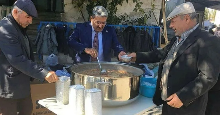 Altıntaş Belediyesi 4 bin kişiye aşure dağıttı