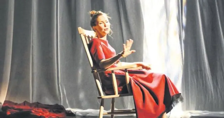 Tek kişilik oyunla sahnede