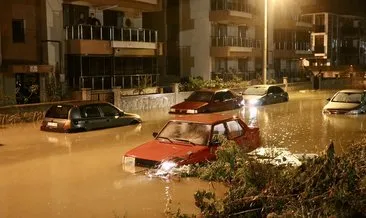 Bergama'yı sel vurdu! Dere taştı, evleri su bastı #izmir