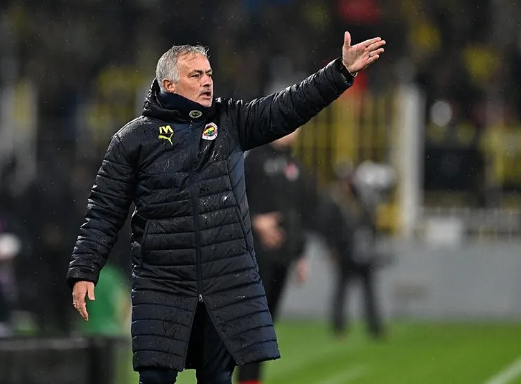 FENERBAHÇE HABERİ: Jose Mourinho 5 futbolcunun üstünü çizdi! Devre ayrasında gidiyorlar...