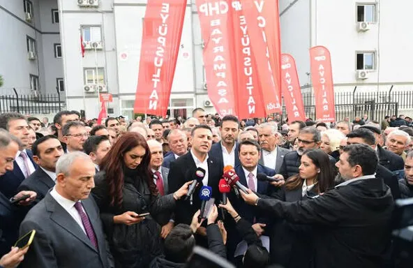 son-dakika-adliye-onunde-polise-mukavemet-gostermislerdi-chp-istanbul-il-baskani-ozgur-celike-sorusturma-1741031375664.jpg