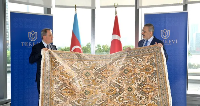 Bakan Fidan, Azerbaycanlı mevkidaşı ile görüştü: Bayramov’dan Türkevi’ne “Karabağ” halısı Bakan Fidan, Azerbaycanlı mevkidaşı ile görüştü: Bayramov’dan Türkevi’ne “Karabağ” halısı
