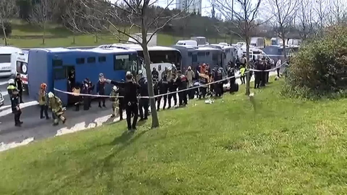 SON DAKİKA… İstanbul Bağcılar’da 4 cezaevi sevk aracı kaza yaptı: 6 jandarma yaralandı! SON DAKİKA… İstanbul Bağcılar’da 4 cezaevi sevk aracı kaza yaptı: 6 jandarma yaralandı!