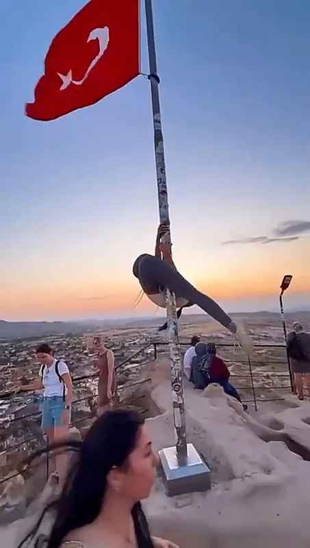 kapadokyada-skandal-goruntu-kadin-turist-turk-bayragi-direginde-uygunsuz-hareketler-yapti-1755760157307.jpeg Kapadokya’da skandal görüntü: Kadın turist Türk bayrağı direğinde uygunsuz hareketler yaptı!