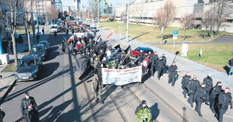 Naziler gazetecilere saldırdı