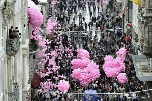 Gökten balon yağdı