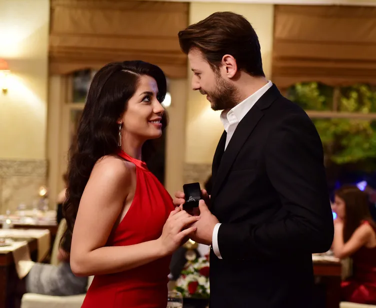 Kanatsız Kuşlar'ın başrol oyuncuları trafik kazası geçirdi!