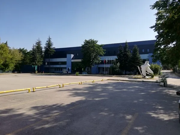 ornek-tesis-9-aydir-kapali-buz-sporlarina-belpa-molasi-1628580121367.jpg İşte CHP belediyeciliği! Çalışan tesisin kapısına kilit vurdular