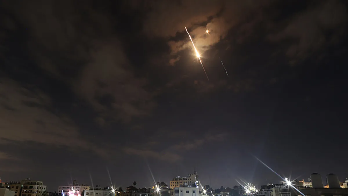 İran’ın füze parçaları İsrail’in merkezinde 10’dan fazla noktaya isabet etti İran’ın füze parçaları İsrail’in merkezinde 10’dan fazla noktaya isabet etti