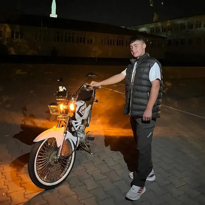 sesinde-huzur-var-dedigi-motoru-canindan-etti-14-yasindaki-gencin-aci-sonu-1762581049508.jpg