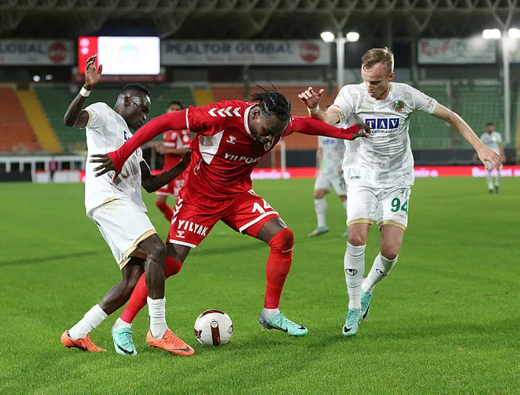 alanyaspor-samsunspor-1-3-1705513931610.jpg