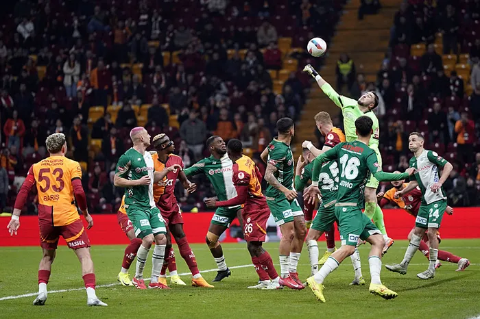 son-dakika-konyaspor-galatasaray-macinin-hakemi-abdullah-bugra-taskinsoy-rahatsizlandi-1745343918049.jpeg
