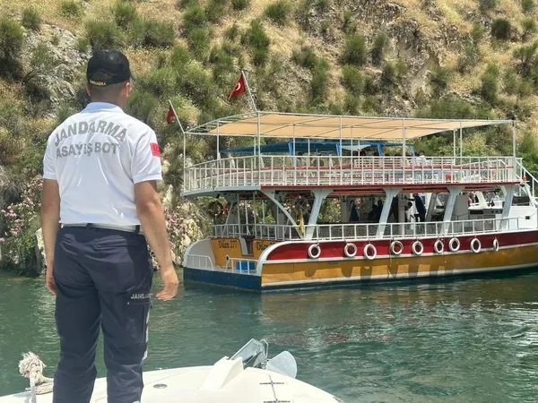 halfetide-arizalanan-tur-teknesindeki-yolcular-jandarma-ekiplerince-tahliye-edildi-1781425490848.jpg