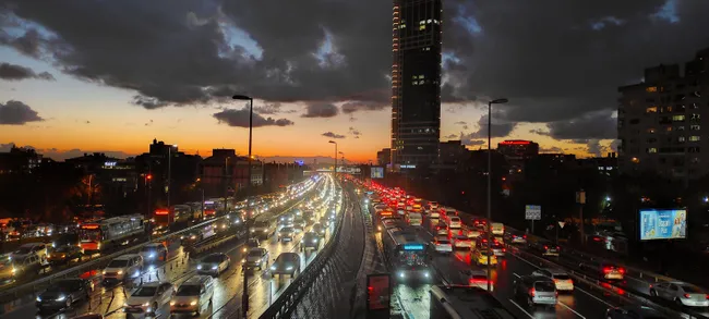istanbulda-aksam-saatlerinde-trafik-yogunlugu-devam-ediyor-1663868858236.jpg