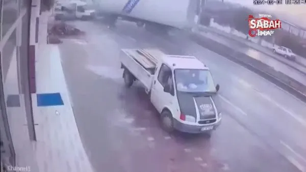İzmir’de 3 kişinin öldüğü, 11 kişinin yaralandığı feci kaza kamerada | Video
