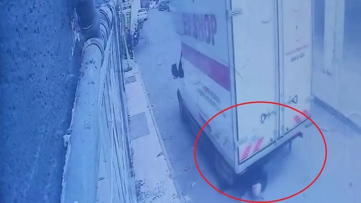 Hatay'da korku dolu anlar: Yaşlı adamın ezildiği anlar kamerada!
