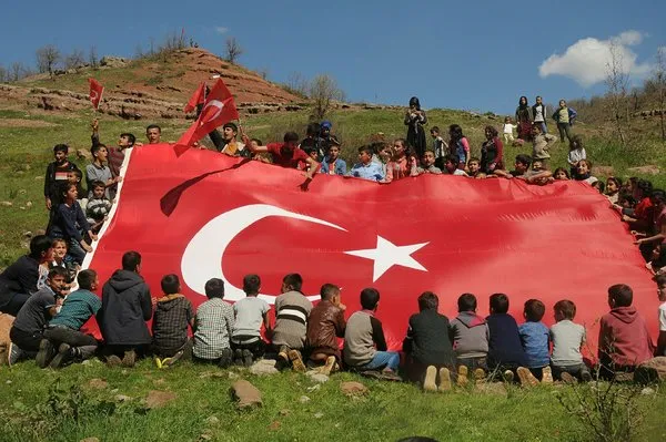 Şemdinli'de halk terörden temizlenen köylere koştu