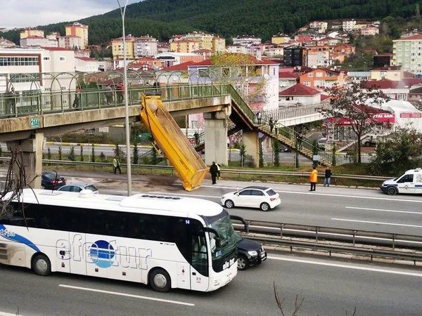 Kamyon üst geçide çıktı