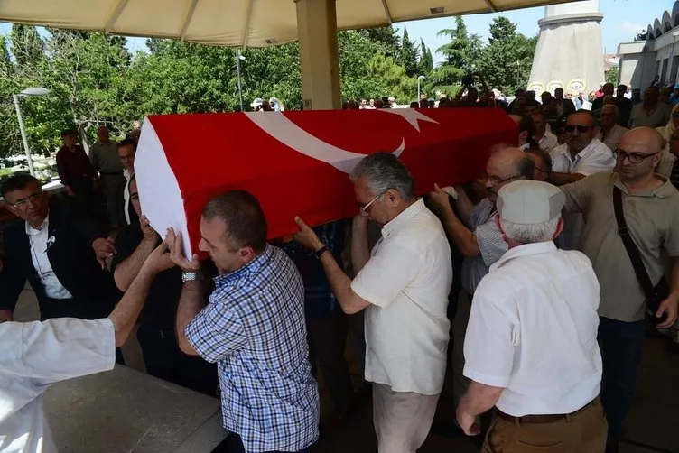 Yaşar Nuri Öztürk’ün cenazesi toprağa veriliyor
