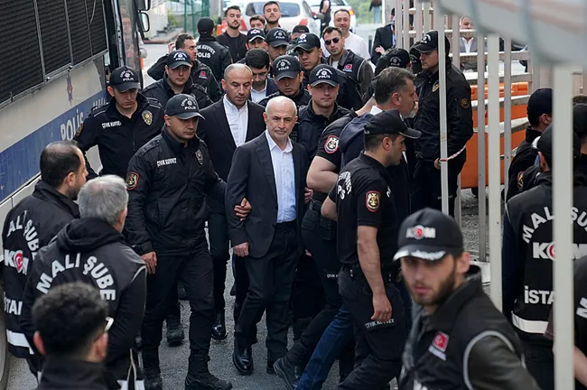 ekrem-imamoglu-agabeyim-diyordu-hasan-akgunun-rusvet-carki-yegeni-uzerinde-donmus-dikkat-ceken-bagis-detayi-1749044059765.jpeg Ekrem İmamoğlu ağabeyim diyordu! Hasan Akgün’ün rüşvet çarkı yeğeni üzerinde dönmüş: Dikkat çeken bağış detayı!