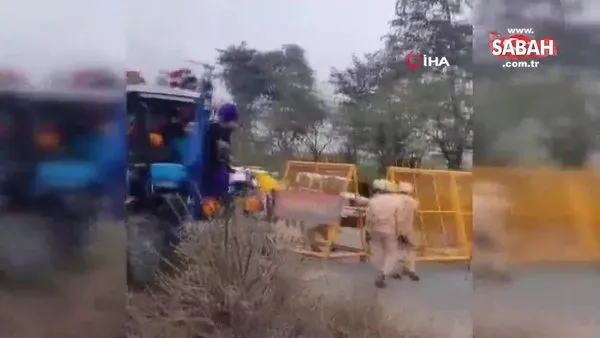 Yeni Delhi’de polis çiftçilerin kente girişini engellemek için beton bariyerler yerleştirdi | Video